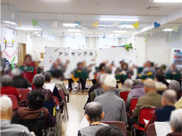 賑やかな集会イベントスペース 多目的室   集会やイベントに利用しやすい広々とした空間です。参加者同士の交流の場として最適です。