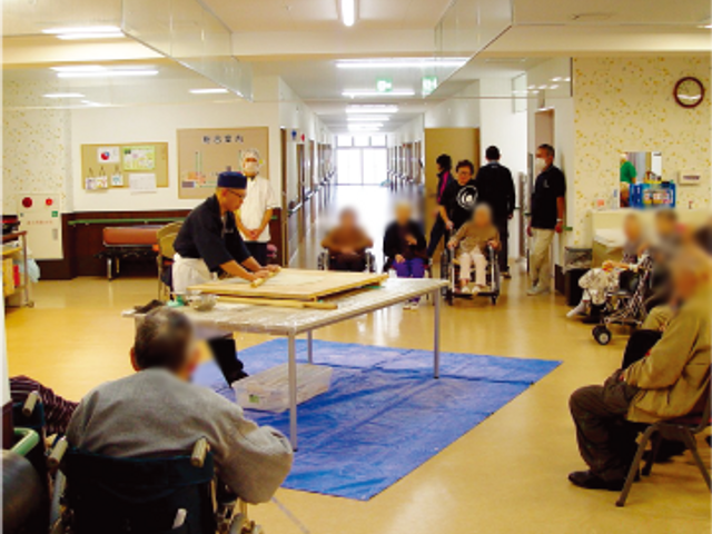 活動中の室内 多目的室 椅子に座りながら、イベントを見学できます。車椅子の方も参加しやすい広々とした空間です。