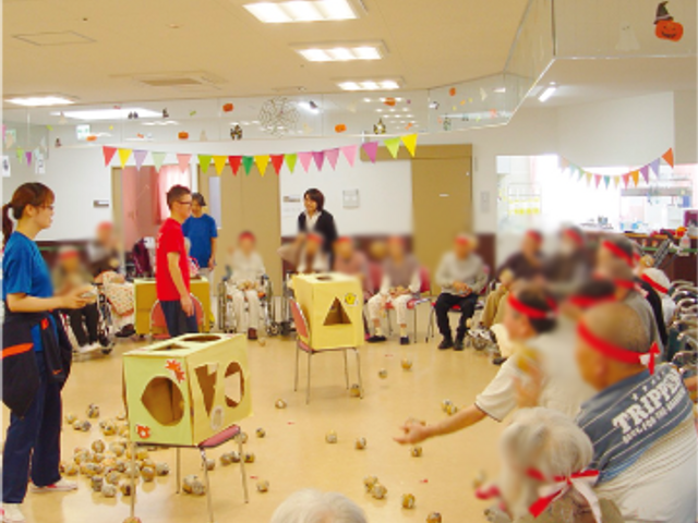 賑やかな多目的室 多目的室 楽しいイベントが行われる広々としたスペースです。スタッフと利用者が一緒に楽しめます。