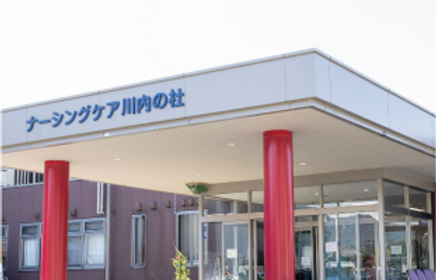 赤い柱と広いエントランス