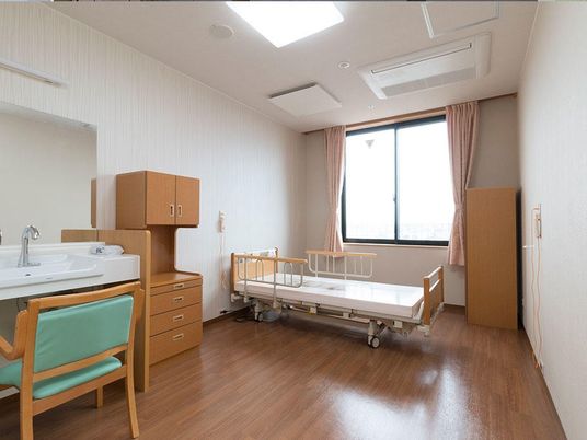 明るい居室のベッド  