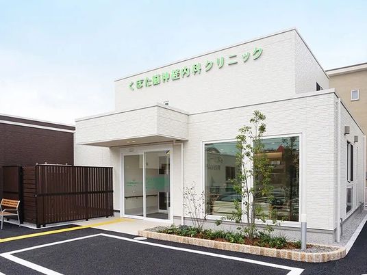 明るい外観の入口  