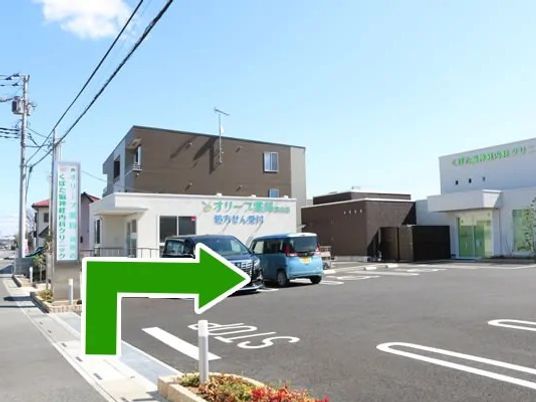施設外観と駐車場  