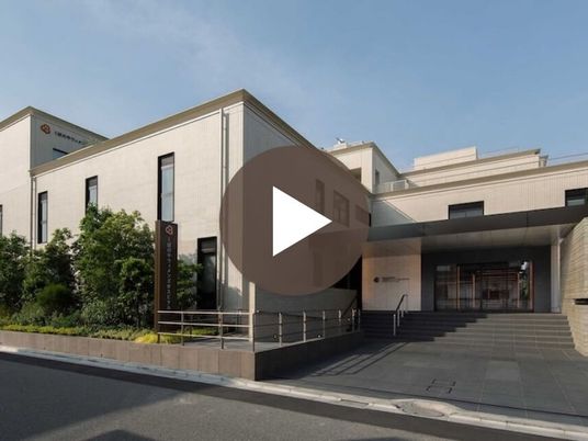明るい建物外観  