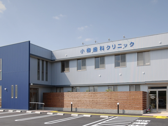 青い外壁の建物外観  