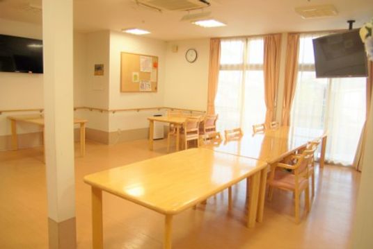 自然光が差し込む明るい部屋