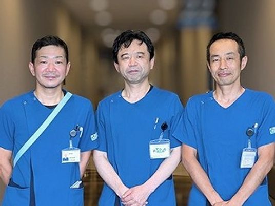 スタッフ3人が並ぶスタッフイメージ  