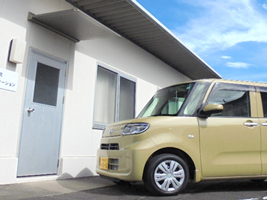 施設の外観と車両  