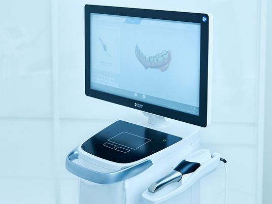 口腔機器と画面の機能訓練室  