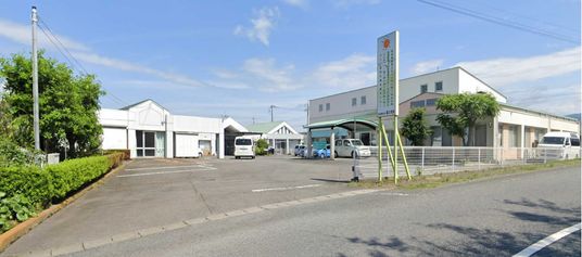 駐車場と施設の外観