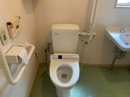 手すり付きトイレ  