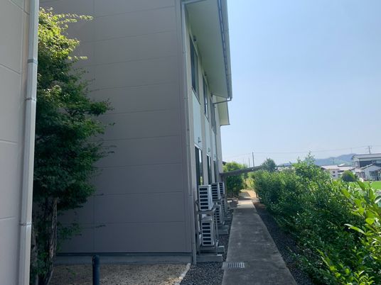 建物横の通路  