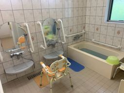 手すり付き浴室  