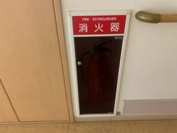 消火器収納の廊下  