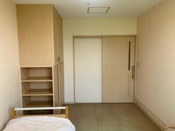 シンプルな居室の収納棚と引き戸  