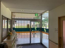 明るい出入口の廊下  