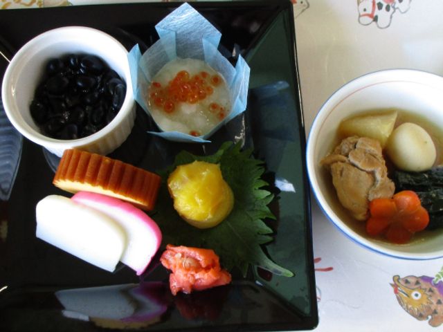 手厚いサポートの料理 食堂 栄養バランスを考えた和食の一例です。色とりどりのおかずが並び、健康的な食生活をサポートします。