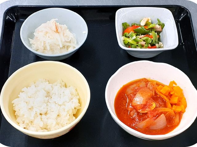 彩り鮮やかな料理 食堂 栄養バランスを考えた彩り豊かな食事です。お食事を通して健康を支え、生活を豊かにします。