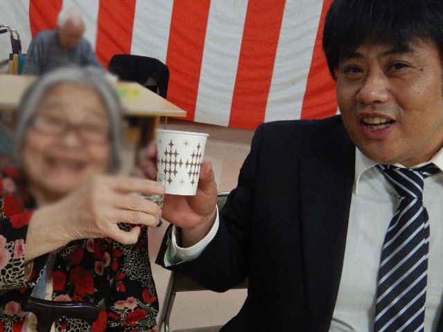 温かな交流が見られる居室 居室 利用者と職員が和やかな雰囲気で会話を楽しむ様子です。笑顔あふれる瞬間をご覧いただけます。