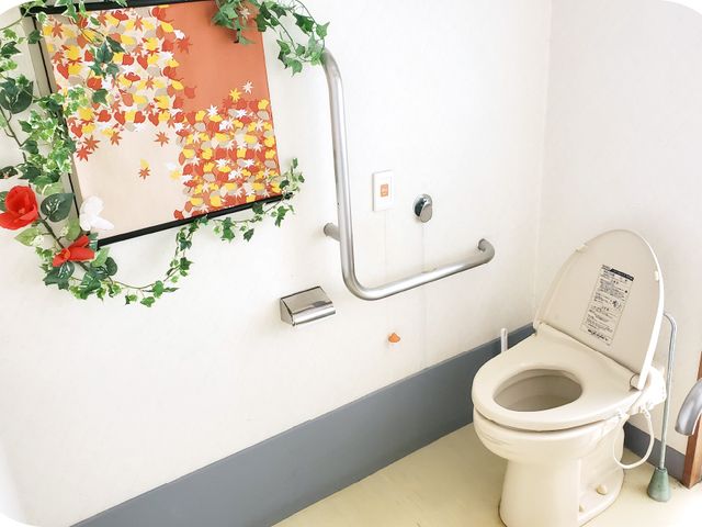 バリアフリー設計のトイレ トイレ 手すり付きで安全に配慮されたトイレです。清潔感があり、使いやすく設計されています。