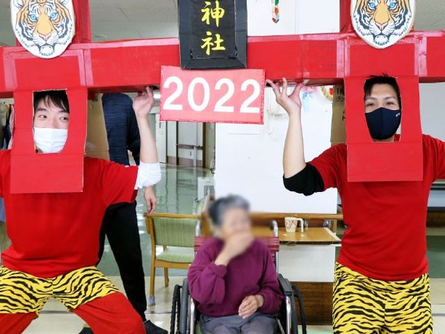 笑顔があふれる空間 ラウンジ 訪問者も施設の方と一緒に、楽しげに行事を満喫することができます。温かな交流が魅力です。