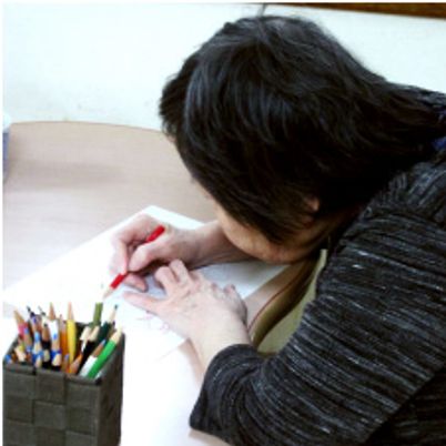 色鉛筆で絵を描く様子