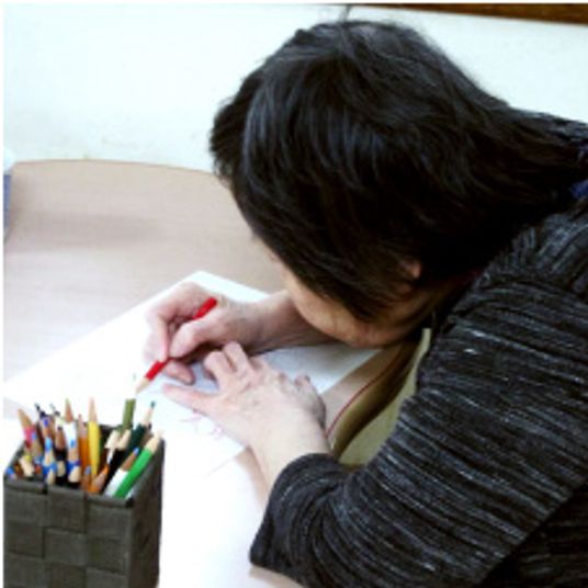 色鉛筆で絵を描く様子