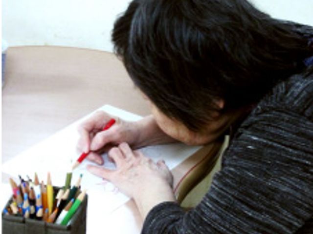 色鉛筆で絵を描く様子 多目的室 色とりどりの鉛筆を使い、集中して絵を描く利用者様の姿。創造性を発揮できる空間です。