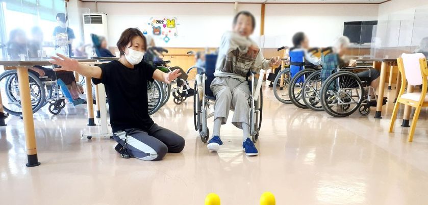 笑顔で楽しむ様子を見る部屋