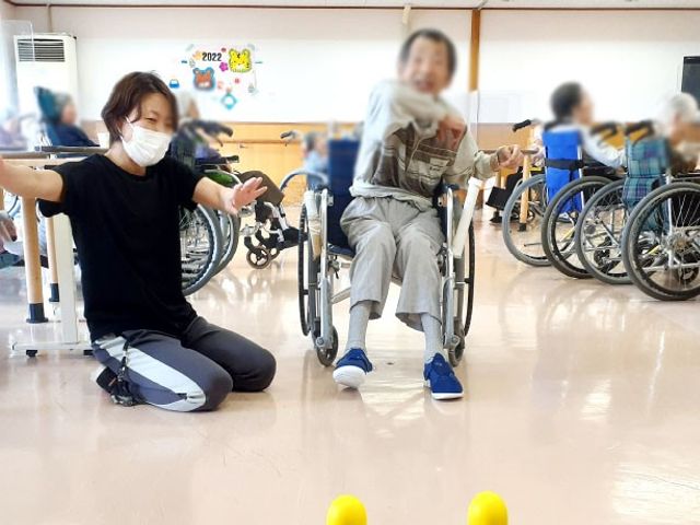 笑顔で楽しむ様子を見る部屋 多目的室 ゆったりとしたスペースで、リラックスしながら活動を楽しめる環境が整っています。