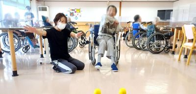 笑顔で楽しむ様子を見る部屋