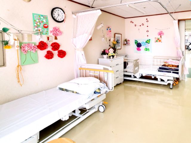 ゆったりとした居室 居室 広々とした明るい居室です。壁にはカラフルな装飾が施され、楽しい雰囲気を感じ取れます。
