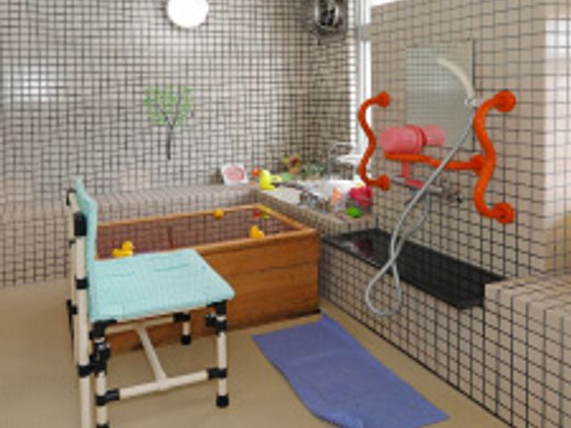 ゆったりとした浴室 浴室 手すりや座浴椅子を備え、安全に快適な入浴ができる配慮がされています。