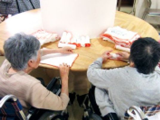 作業をする人々の室内