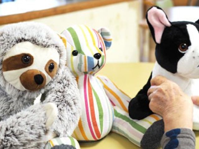 スタッフイメージ スタッフイメージ かわいいぬいぐるみで和む時間を提供しています。柔らかな雰囲気の中で働けます。