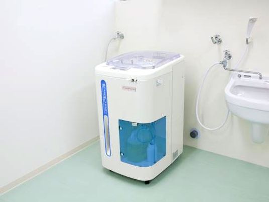 洗濯機と手洗い場の洗面台  