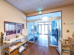 明るい廊下の入口