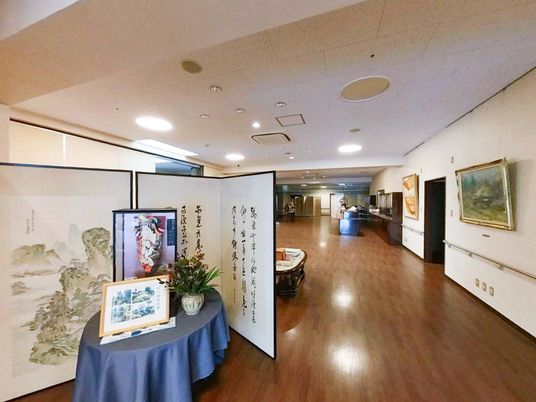 作品のある広い廊下
