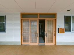 木製格子のエントランス