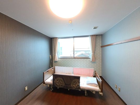 落ち着いた色調の居室