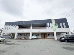 広々とした駐車場の建物外観