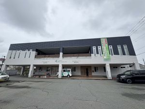 モダンな施設の外観