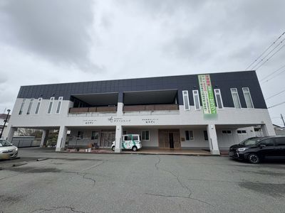 モダンな施設の外観