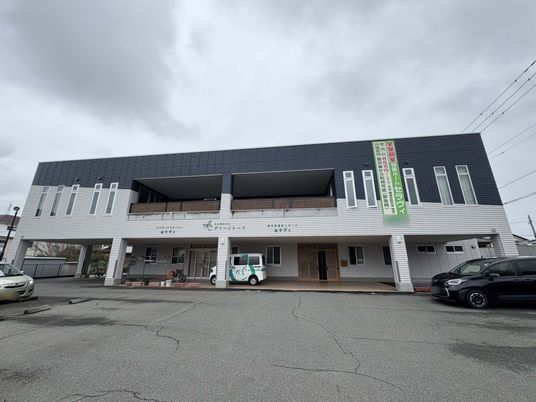 モダンな施設の外観