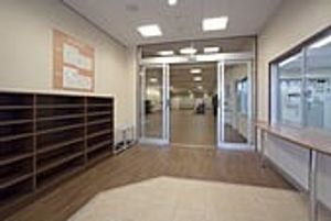 ガラス扉の出入口