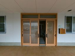 和風の木製扉の入り口