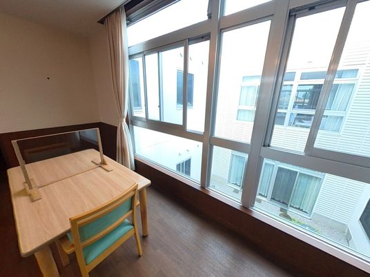 光が差し込む窓際の共有スペース