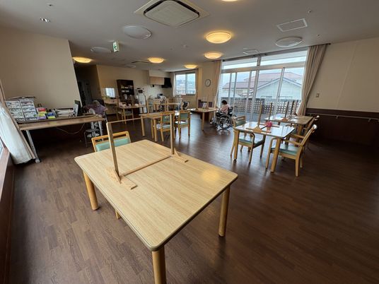 自然光が入る広い食堂  