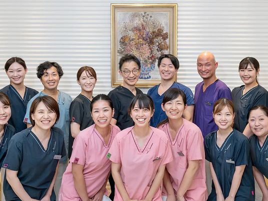 笑顔の職員集合  
