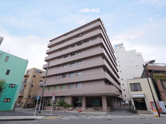 病院近くの建物外観  